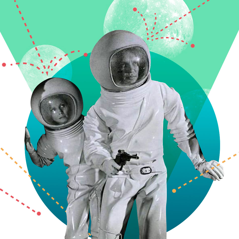 Due astronauti in costumi vintage si proteggono da un attacco